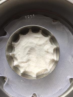 用小勺子，勺口贴着慕斯圈轻轻下压，压出花边