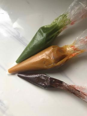 和适量的白豆沙搅拌均匀，分别装入裱花袋