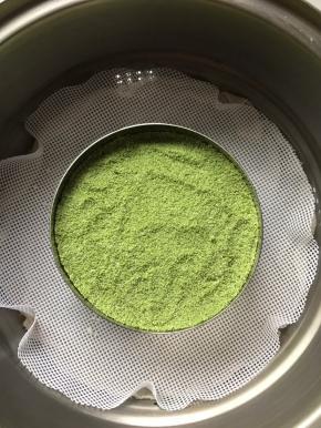 过筛后将米粉先用勺子轻轻填满空缺处，然后将抹茶粉整个倒入，将表面刮平，把慕斯圈向四个方向轻微挪动一下，方便稍后脱模。水烧开，将蒸屉放入锅中蒸5分钟，取掉慕斯圈再继续蒸25分钟，关火，闷5分钟，取出，放至室温。用一个平盘轻轻扣在米糕上，倒扣，慢慢揭开蒸笼垫，再用一个平盘轻轻扣在米糕上，倒扣