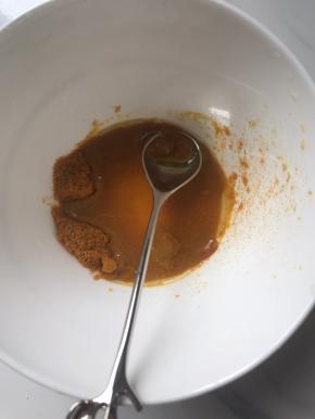 分别将南瓜粉抹茶粉可可粉用一点点热水调开