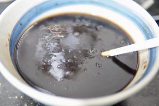刚烧开的水迅速混合之前的龟苓膏糊