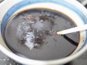 刚烧开的水迅速混合之前的龟苓膏糊