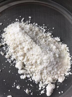 倒入20目的筛子过筛