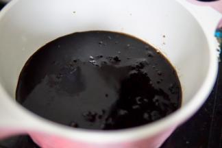 继续放入锅内中小火加热两分钟，加热的时候顺时针不停搅拌