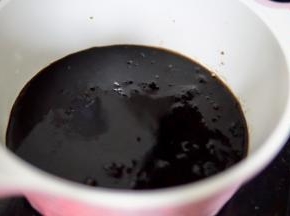 继续放入锅内中小火加热两分钟，加热的时候顺时针不停搅拌