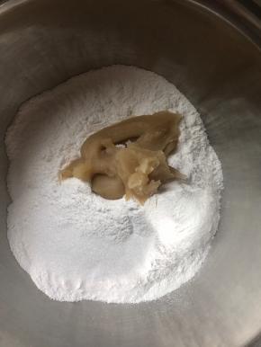 将糖和白豆沙倒入米粉中，用手搓均匀