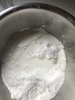 加入牛奶，继续搓匀