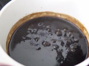 加热看到有气泡建议把它舀出来，这样成品会更好看，不舀也没关系，不影响口感，影响美观