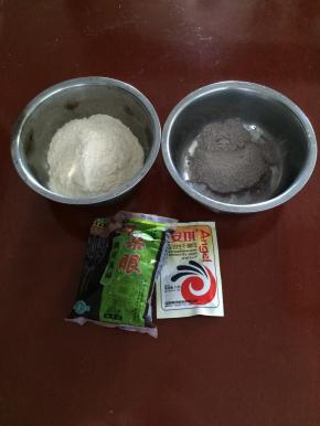 准备主要食材：白面粉、黑米面、豆沙馅、酵母（白糖和泡打粉忘记拍了）