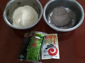 准备主要食材：白面粉、黑米面、豆沙馅、酵母（白糖和泡打粉忘记拍了）