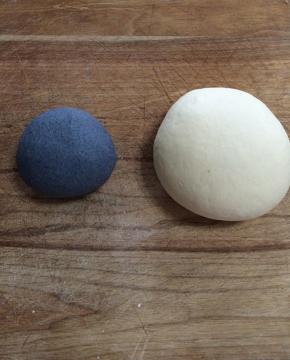 白面、白面+黑米面分别和成两个面团，盖上醒发，中途每十分钟揉一次，让面团更加光滑