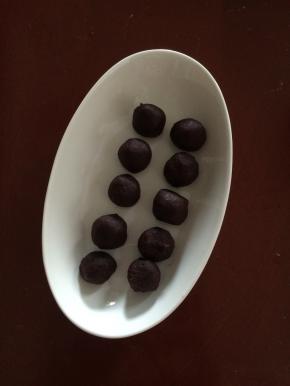 把豆沙馅团成圆形