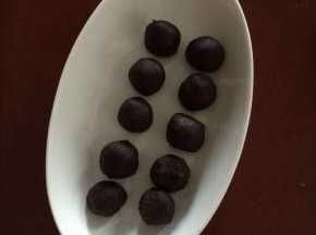 把豆沙馅团成圆形