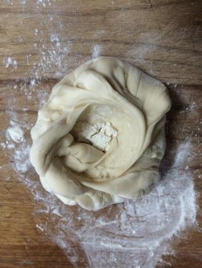 像包包子一样把干粉包住，并按揉融合