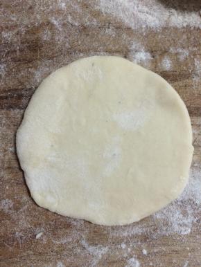 擀成面皮，不用太薄