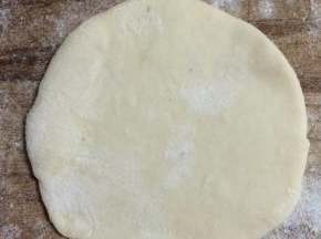 擀成面皮，不用太薄