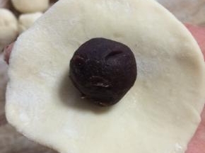 把豆沙馅放在面皮上