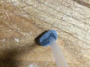 用吸管压出熊猫的眼睛