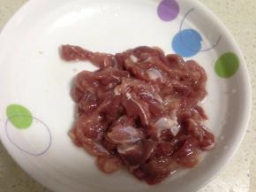 把肉切好用淀粉少许盐油搅拌均匀