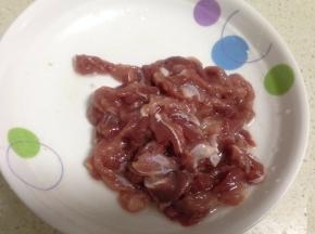 把肉切好用淀粉少许盐油搅拌均匀