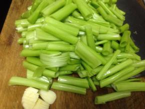 菜梗洗净用刀切段