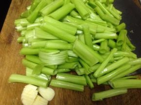 菜梗洗净用刀切段