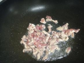 锅里倒入适量的油，加入肉翻炒变色励出