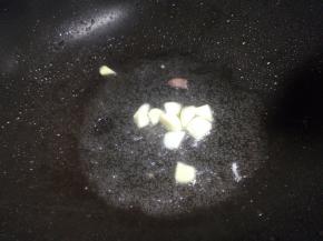 锅里油底少再加少许油，把大蒜加入煸香