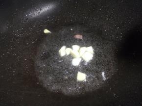 锅里油底少再加少许油，把大蒜加入煸香