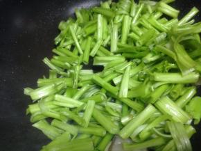 加入切好的空心菜梗翻炒半分钟；
