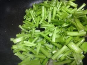 加入切好的空心菜梗翻炒半分钟；