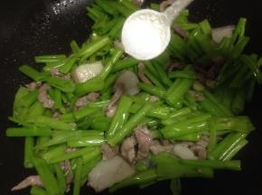 加适量的盐炒匀即可出锅