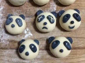 做成的生坯，我做了表情各异的熊猫