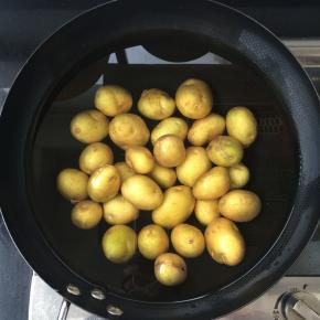 把洗干净的小土豆放入锅中，加水煮熟