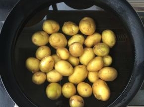 把洗干净的小土豆放入锅中，加水煮熟