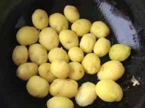 锅内放油烧热，把小土豆放入，小火煎制