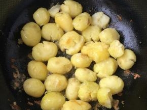 用铲子将土豆压扁，煎至土豆两面金黄，表皮变脆