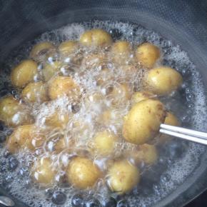 土豆煮至用筷子能轻易扎进去的程度，出锅晾凉后剥去土豆皮