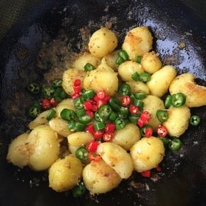 放入青红椒圈，翻炒均匀入味即可