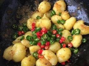 放入青红椒圈，翻炒均匀入味即可