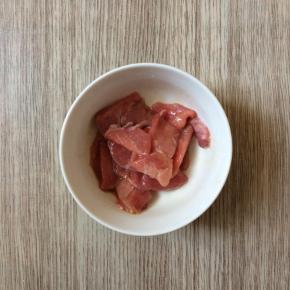 猪肉切片，用淀粉、料酒、精盐抓匀腌制一下