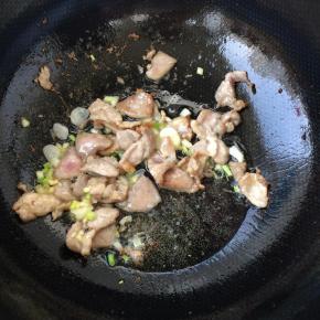 锅内放油烧热，将猪肉炒至变色
