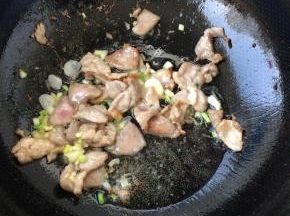 锅内放油烧热，将猪肉炒至变色