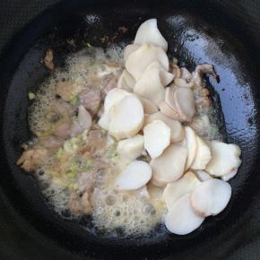 放入杏鲍菇，加入调料转小火，烧到入味