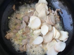 放入杏鲍菇，加入调料转小火，烧到入味