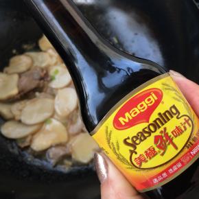 滴入美极鲜味汁适量