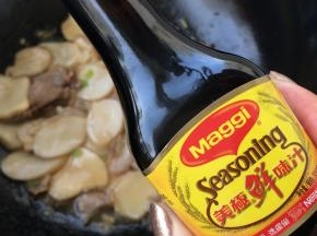 滴入美极鲜味汁适量