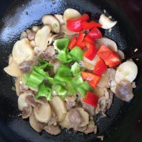 放入青红椒块炒熟，用水淀粉勾芡、淋香油、装盘即可