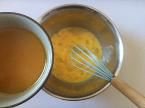 黄油微波炉叮一下，化成液体，加入蛋液中，拌均匀