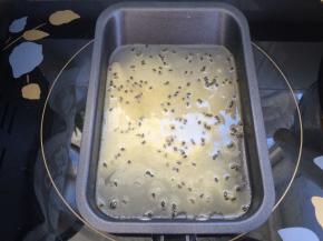 取适量面糊放入煎盘中，晃动煎盘让面糊均匀摊开